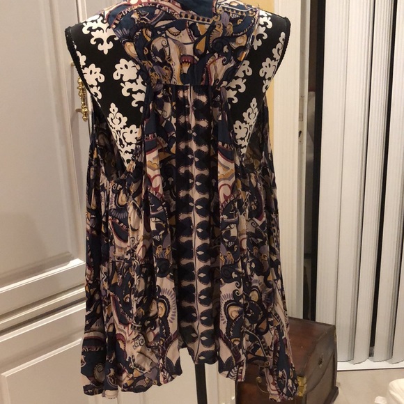 💖Angie Boho asymmetrical sleeveless racer back lace trimmed V-neck top - Picture 2 of 10